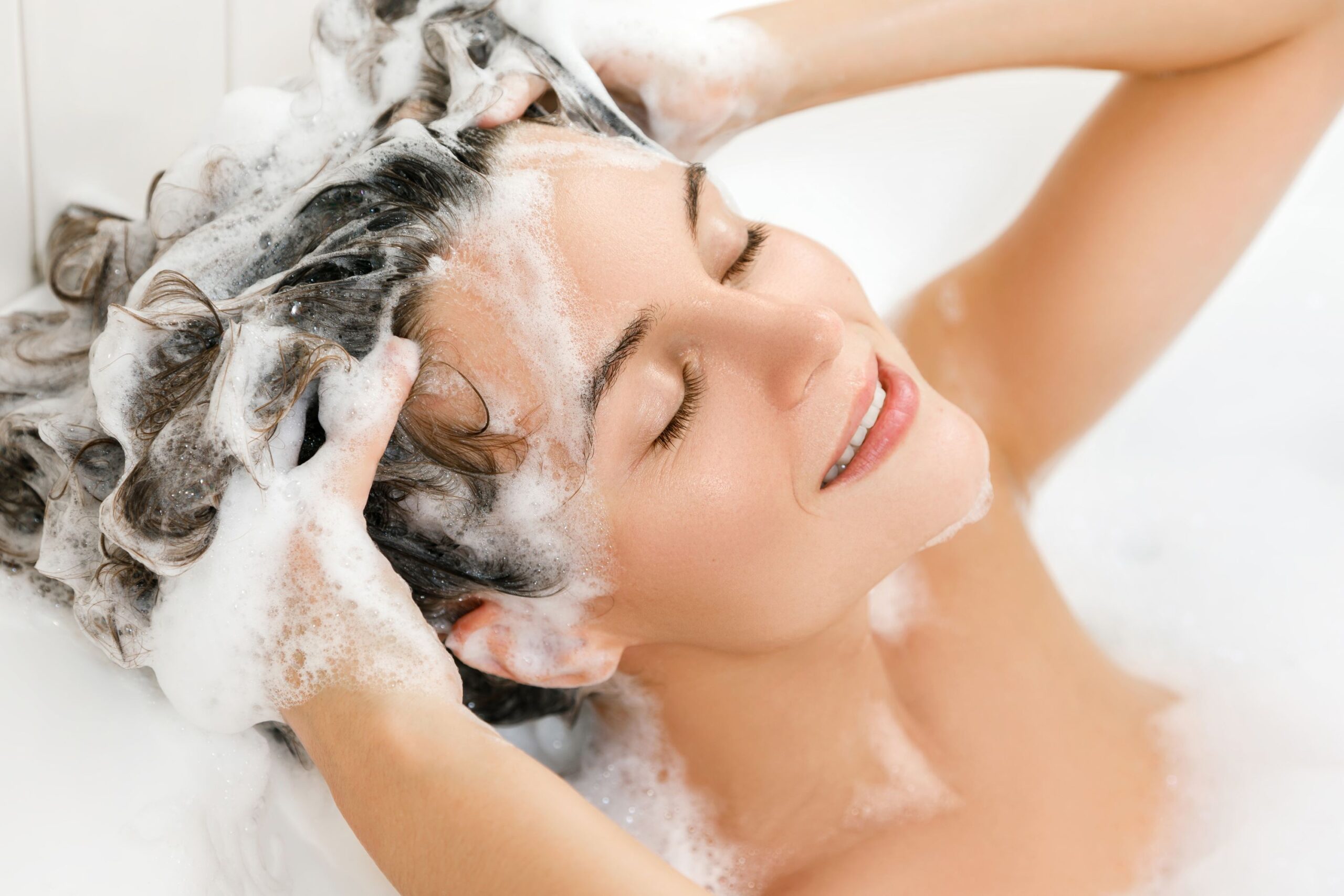 É provável que esteja a lavar o cabelo mal! Estes são os erros mais comuns a lavar o cabelo!